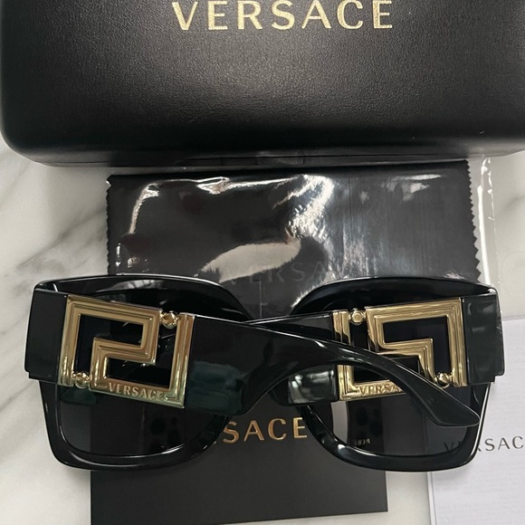 VERSACE STUNNING BLACK SQUARE FRAME SUNGLASSES WITH DRAMATIC GOLD GRECA LOGO - Picture 15 of 16